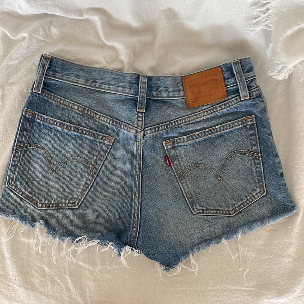 levi’s size 28 low waisted denim shorts - Picture 2 of 3